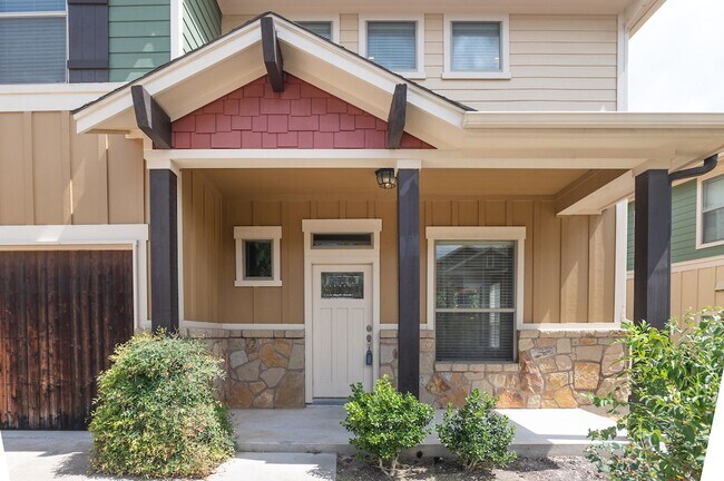 Foto del edificio - Spacious, Two Story, South Austin Condo!