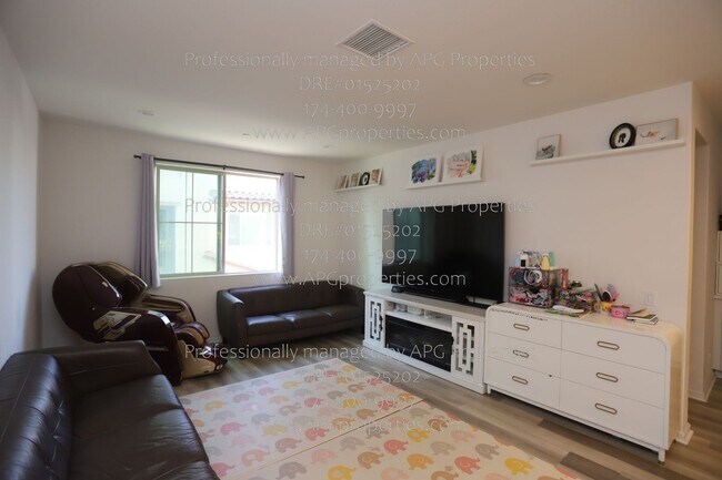Building Photo - 535 S Motif St