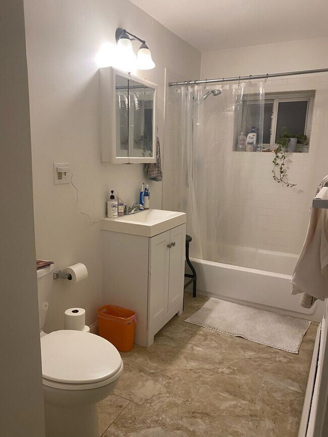 Foto del edificio - Nice Two-Bed Quiet Parking