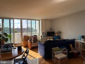 Building Photo - 604 S Washington Square