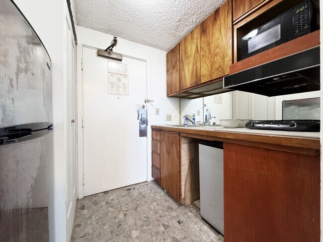 Foto del edificio - Furnished Waikiki Condo with A/C and Utili...