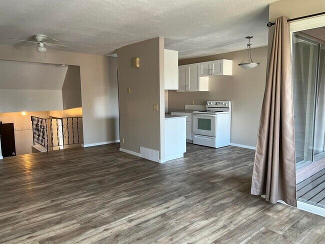 Building Photo - 3 Bed 1.5 Bath Unit in Olds, AB