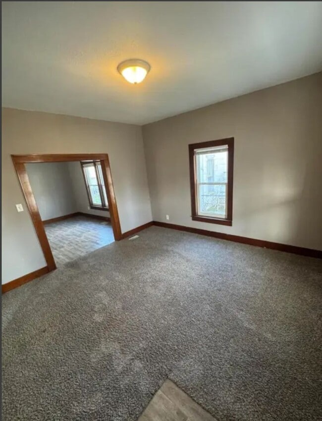 Building Photo - 3 bedroom/1.5 bathroom house