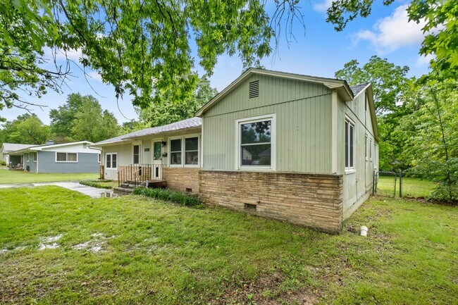 Building Photo - 4/2 in Springdale with a Huge Yard!