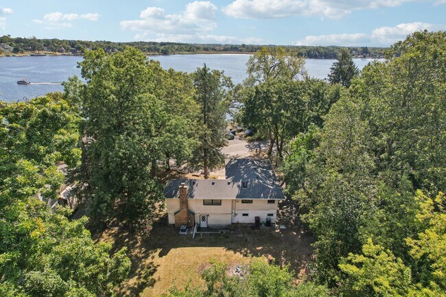 Foto del edificio - 24966 W Lake Shore Dr
