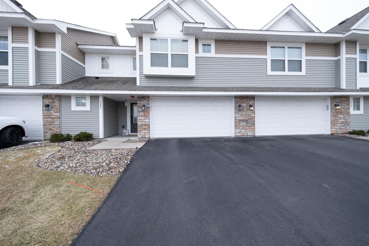 3253 Lakewood Trl, Woodbury, MN 55129 Townhome Rentals in Woodbury MN
