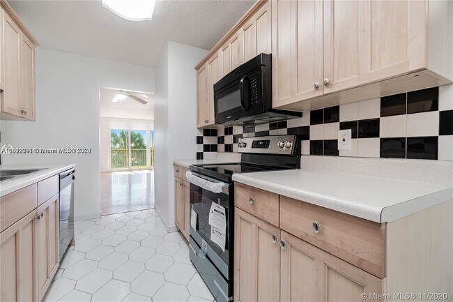 Building Photo - 250 Jacaranda Dr