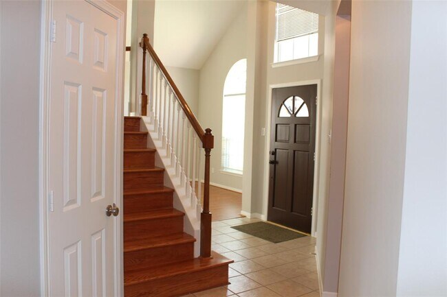 Building Photo - 9806 Trailing Moss Dr