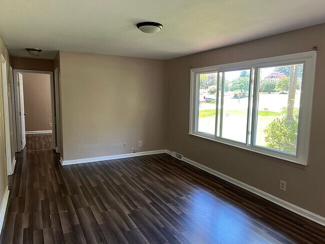 Building Photo - 310 Eastwood Dr