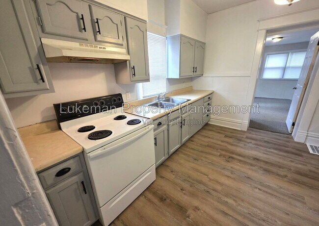 Foto del edificio - 817 Egleston Ave