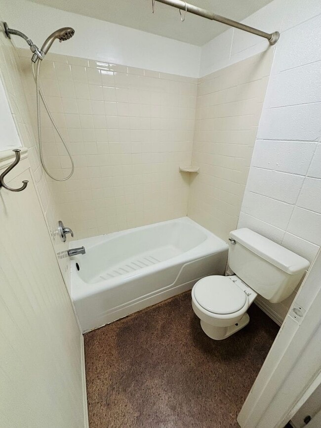 Building Photo - 2 Bedroom 1 Bath Condo-