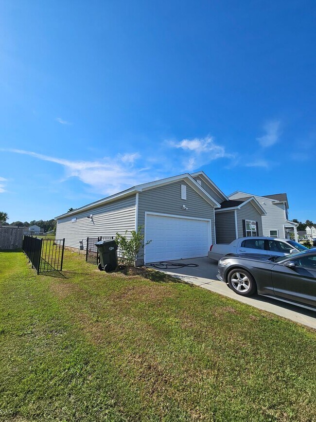 Building Photo - Gorgeous Goose Creek Home!