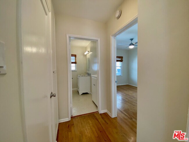 Building Photo - 731 1/2 N Edinburgh Ave
