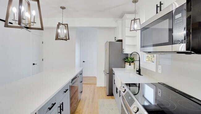 Building Photo - 568 Sea St