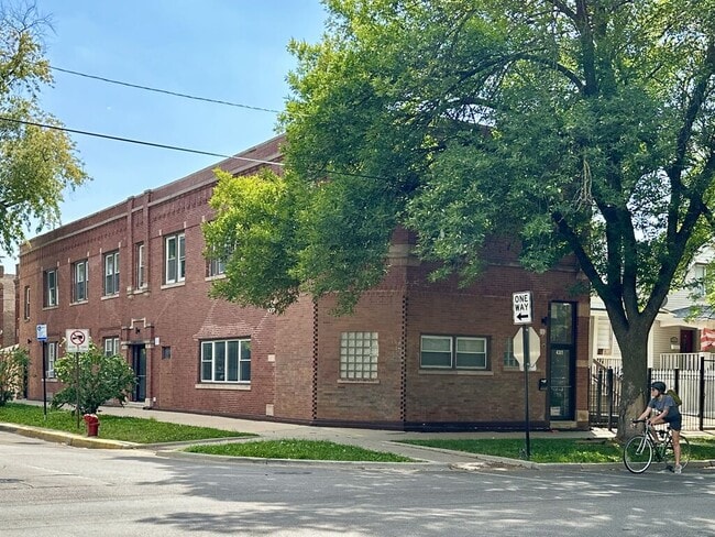 Building Photo - 2552 N Kildare Ave