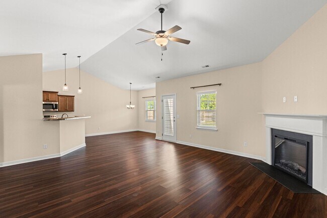 Foto del edificio - 3 bedroom with bonus room in Holly Ridge is available now!