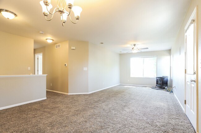 Building Photo - Charming 3bd/2ba Single-Level Home with Spacious Yard - FREE iPad or 55” TV if moved in by 5/15!