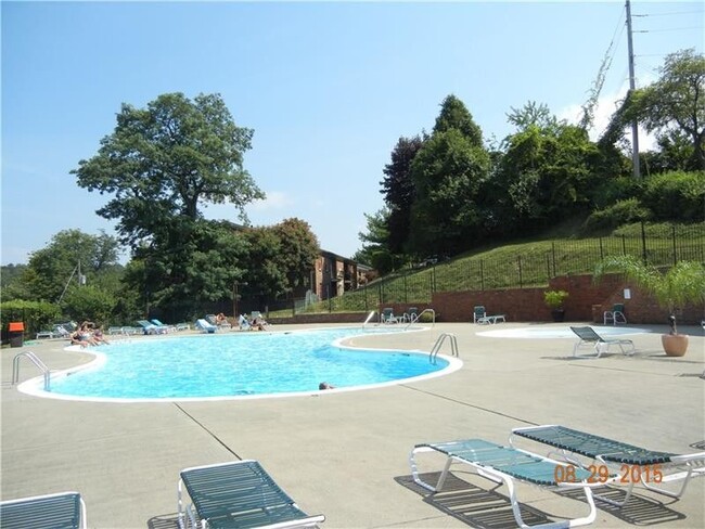 Building Photo - 128 Jamestown Ct