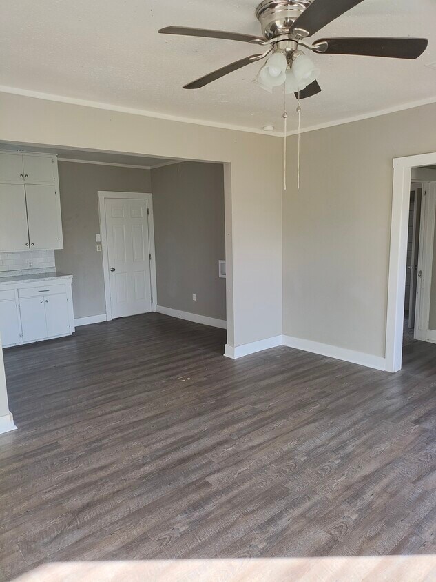 Building Photo - Location, Location, Location Move In Ready