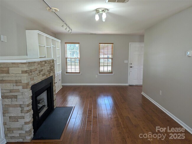 Foto del edificio - 9935 Redbud Tree Ct