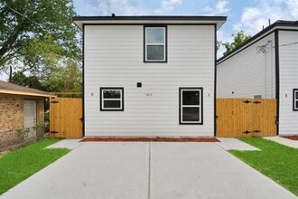 Building Photo - 6313 Sandra St