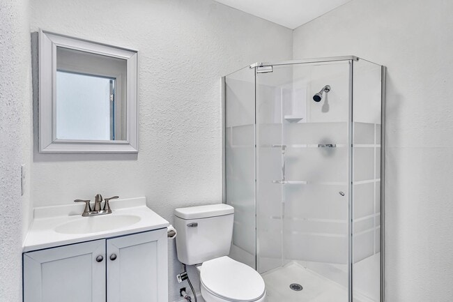 Building Photo - 1 Bedroom Studio in Hollister, MO - All Utilities Included