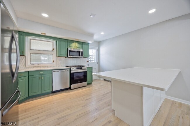 Foto del edificio - 252 Knickerbocker Rd