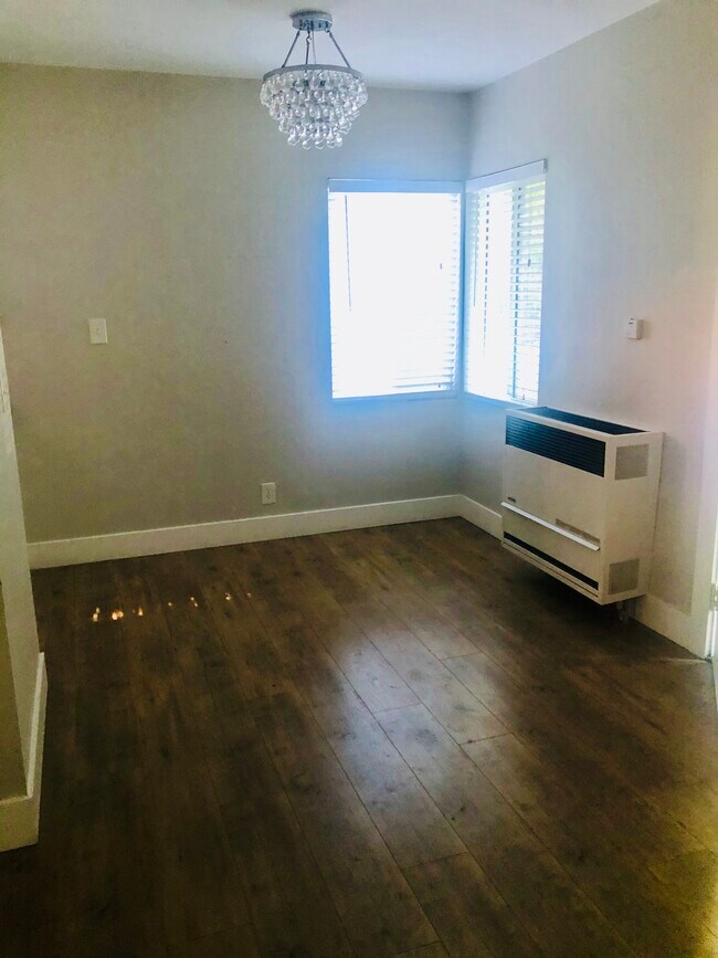 breakfast /dining area - 831 E Washington Blvd