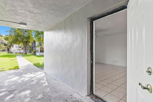 Foto del edificio - 345 W Laurel Dr