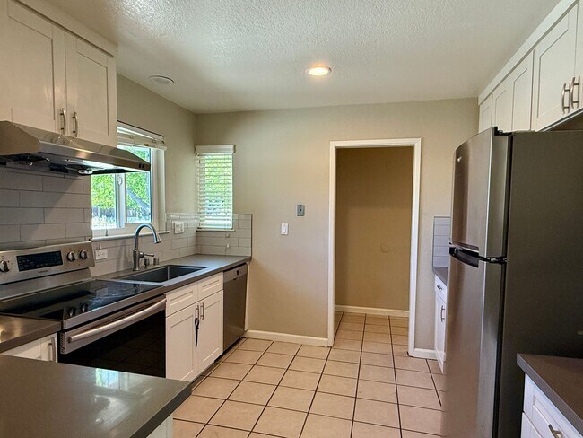 Foto del edificio - Updated 3 Bedroom 2 Bath Blossom Valley Duplex w/Private Yard