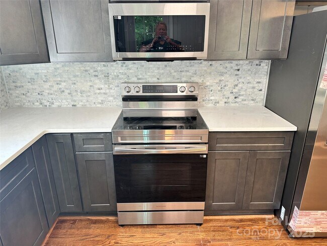 Foto del edificio - 1425 Woodhill Ln