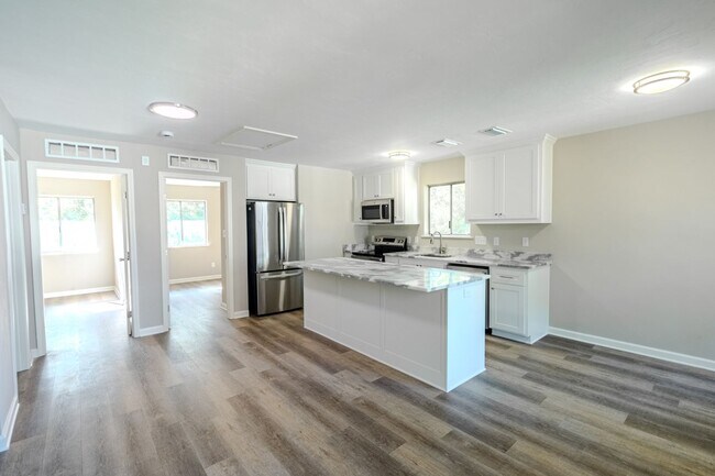 Foto del edificio - Renovated 2 bed/ 1 bath!