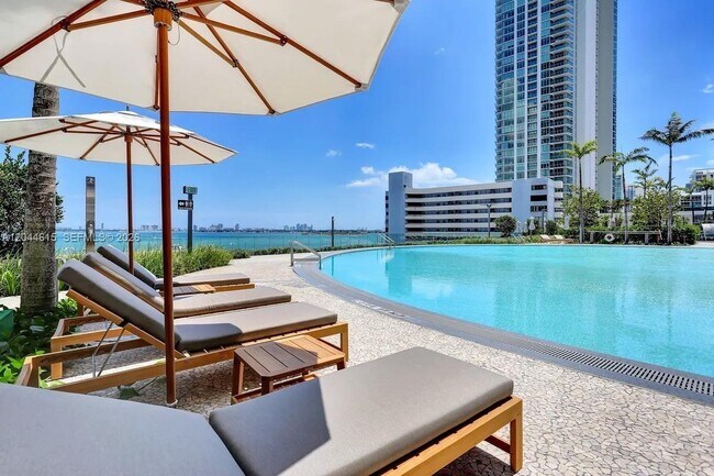 Foto del edificio - 650 NE 32nd St