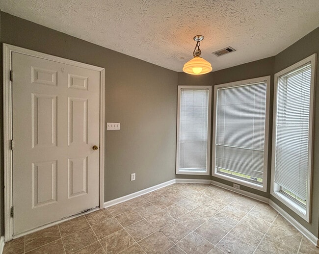 Foto del edificio - 2900 Camelot Woods Dr NW