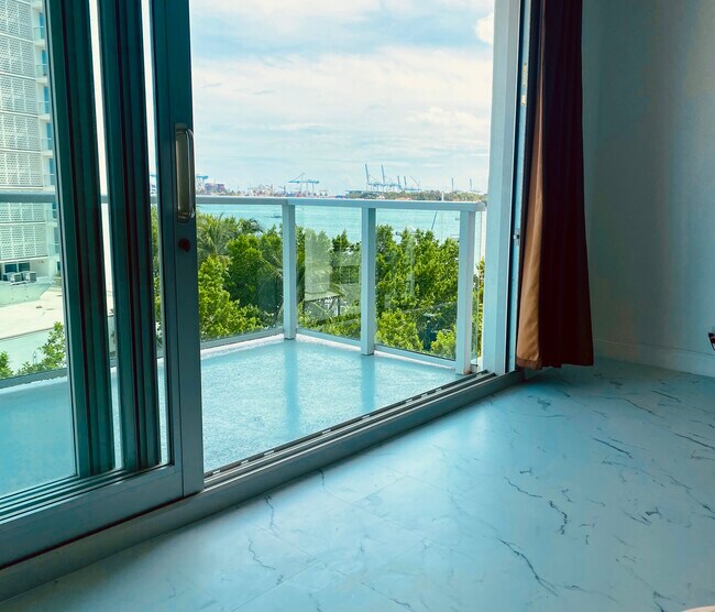 Vista desde el interior del estudio - 1000 West Ave