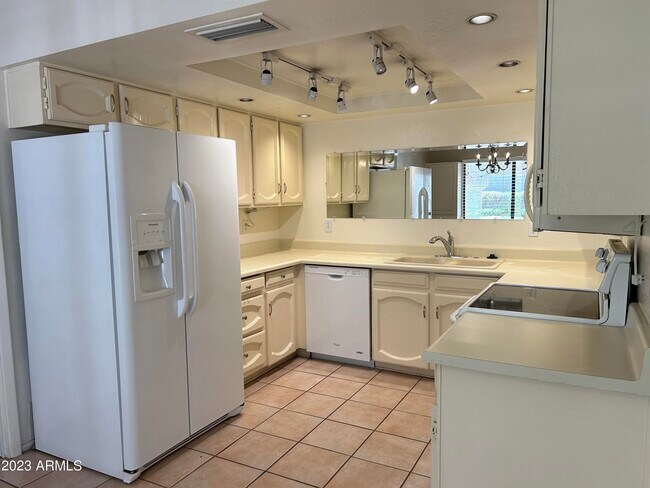Building Photo - 9414 E Jenan Dr