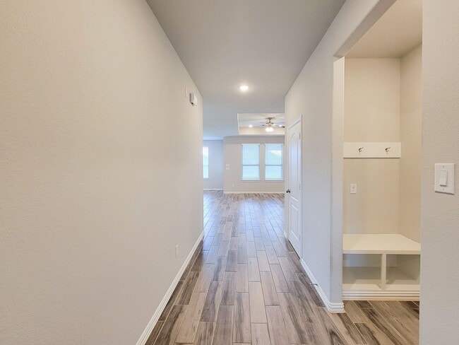 Foto del edificio - Quiet Cul De Sac! Tray Ceiling in Family &...