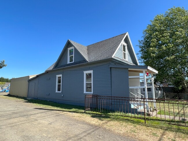 Building Photo - 323 8th St