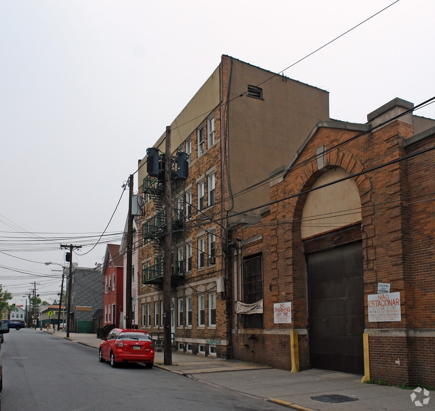 Building Photo - 110-112 Monroe St
