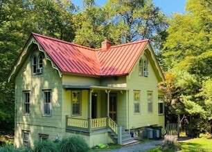 Building Photo - 10 Maple Rd