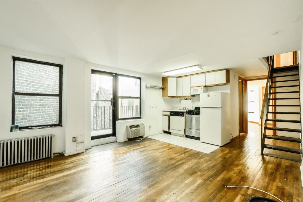 Primary Photo - 29 7th Ave S
