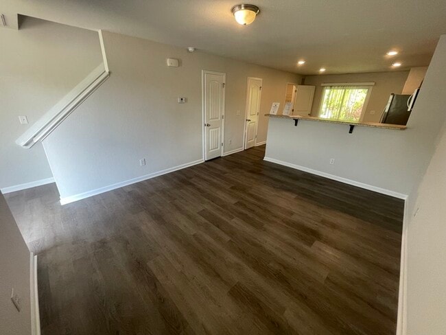 Building Photo - 2BD 2BA Townhome