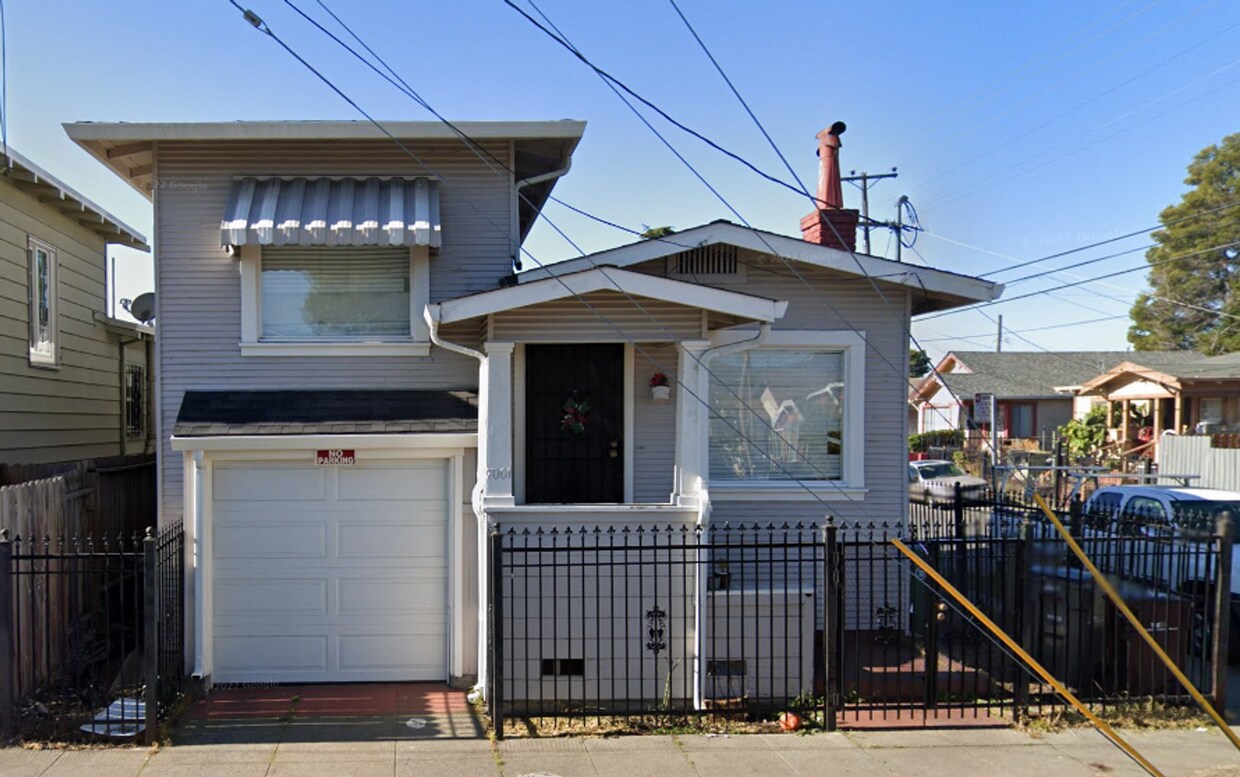 Foto principal - 2 Bed 1 Bath House in Oakland - Coming soo...