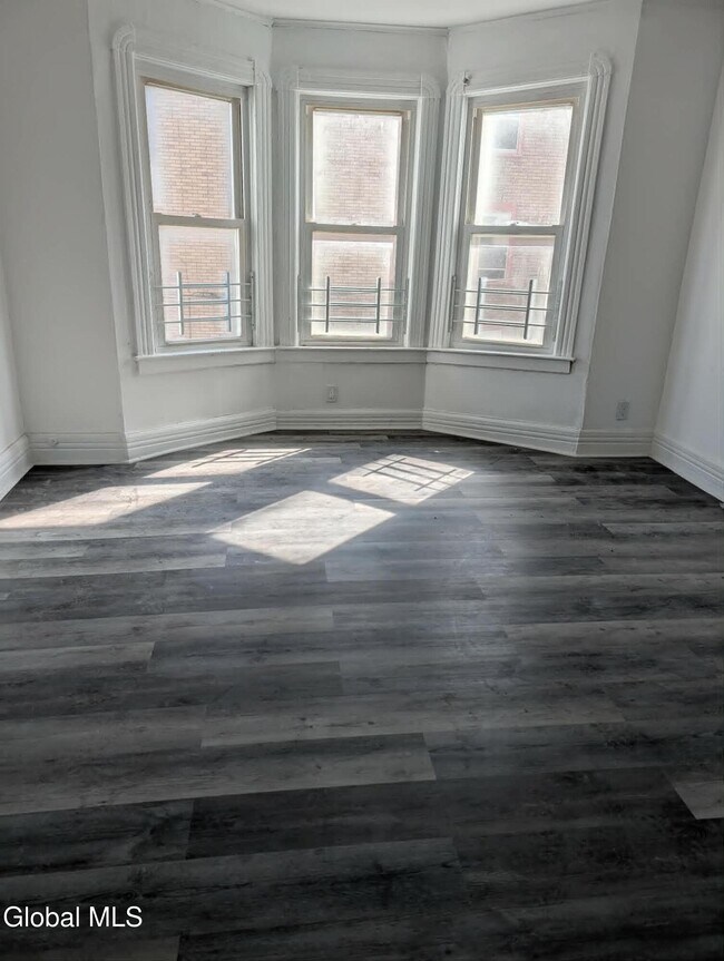 Foto del edificio - 120 Degraff St