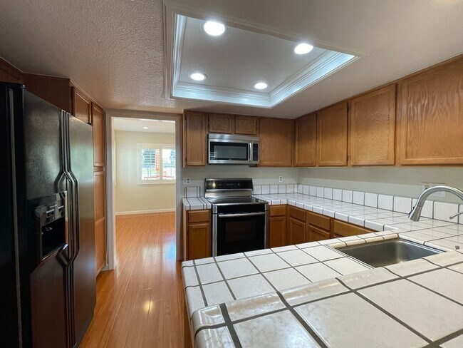 Foto del edificio - Perfectly Located 2 Bedroom 2.5 Bath Townh...
