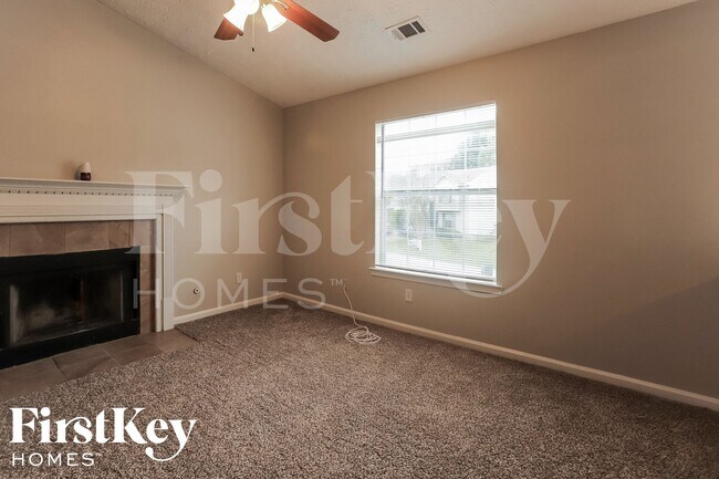 Building Photo - 480 E Lake Dr