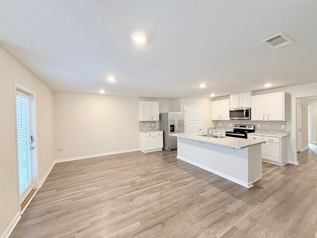 Foto del edificio - 4-Bedroom Home - Community Park/Splash Pad