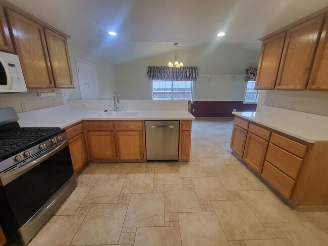 Building Photo - 1551 Rolling Hills Dr