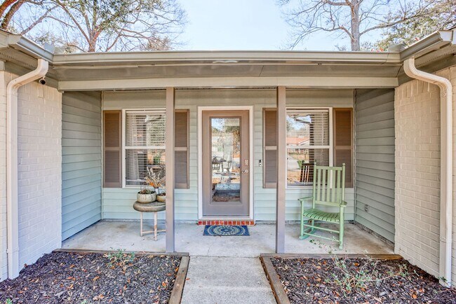 Building Photo - 3 BED | 3 BATH | POOLER | FURNISHED