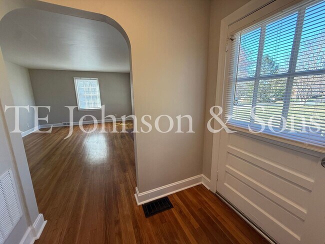 Foto del edificio - Charming 2BR Home Near Silas Creek Pkwy with Hardwood Floors & Carport